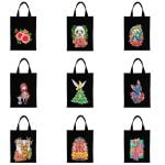 Bolsas de tela negras con diseños coloridos de la colección Punto De Diamante, mostrando motivos florales, calaveras, imágenes religiosas y personajes de fantasía.