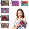 Punto De Diamante: colección de bolsos tipo clutch con diseños coloridos de mariposas, flores y patrones artísticos.