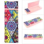 Punto De Diamante: estuche decorativo con diseño geométrico multicolor y bandejas rosas para manualidades.