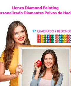 Una mujer sonriente con cabello castaño claro sostiene un cuadro representando un 'Lienzo Diamond Painting Personalizado Polvo de Hadas' con una imagen similar de ella sosteniendo una manzana, acompañada por una disposición de cuentas coloridas en formas cuadradas y redondas.