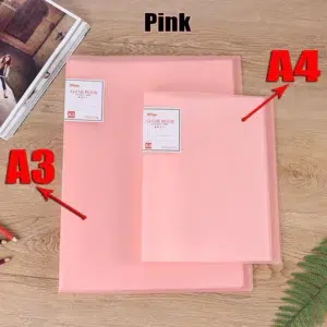 Libretas rosas en tamaños A3 y A4 sobre una mesa de madera, ideales para organización y estilo.