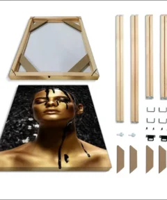 El Bastidor para Lienzos Diamond Painting de Madera muestra un marco ensamblado y piezas adicionales como cuatro barras de madera, tornillos, clips metálicos y esquinas de refuerzo, junto a un lienzo con la imagen de una figura mágica de rostro dorado adornada con pintura negra.