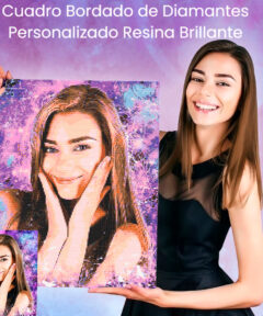 Una mujer de fantasía sonriente sostiene un Cuadro Bordado de Diamantes Personalizado Resina Brillante con un retrato vibrante en tonos púrpura y azul.