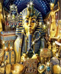 La imagen muestra una escena rica y deslumbrante con una máscara de faraón rodeada de estatuas doradas, cofres decorativos y joyas doradas, paneles con jeroglíficos y un fondo azul decorado con un patrón de estrellas brillantes, evocando una atmósfera mágica y majestuosa de la 'Reina de Egipto Diamond Painting'.