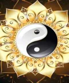 Símbolo Yin Yang en blanco y negro con borde dorado decorativo y patrones florales sobre un fondo marrón oscuro con detalles en espiral, titulada 'Cuadro Mándala Tai Chi Diamond Painting'.