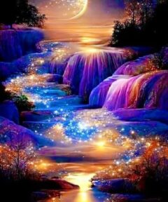 Cascada iluminada con agua brillante bajo un cielo estrellado y una luna creciente, rodeada por árboles oscuros con colores púrpura y azul, reflejando luces doradas en el paisaje, representando el 'Cuadro Paisaje Luna y Cascada Diamond Painting'.
