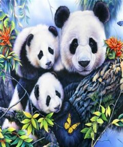 Grupo de pandas entre hojas verdes y flores naranjas, con mariposas amarilla y azul sobre un fondo azul claro en el Cuadro Panda Diamond Painting.