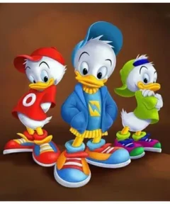 Tres patos animados con atuendos coloridos: uno con gorra roja y camiseta roja con diseño blanco, otro con gorra azul y chaqueta azul con símbolo amarillo, y el tercero con gorra verde y camiseta verde, todos llevan zapatillas brillantes; fondo marrón, titulado 'Cuadro Trillizos Patos Urban Diamond Painting'.