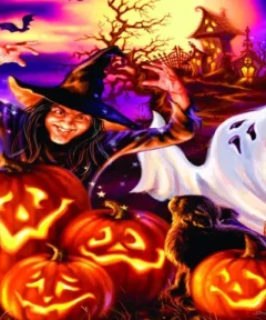 Una bruja sonriente con sombrero puntiagudo se agita entre calabazas con caras talladas, mientras un gato negro observa, un fantasma flota cerca, un murciélago vuela en el cielo púrpura y naranja, un árbol sin hojas y una casa embrujada iluminada completan el cuadro, titulado: Cuadro Bruja y Calabazas Punto De Diamante.