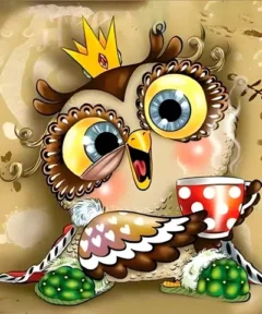 Cuadro Búho Sonriente Diamond Painting presenta un adorable búho con una corona amarilla, grandes ojos azules, sosteniendo una taza roja con lunares blancos, bufanda a rayas, y vistiendo pantuflas verdes en forma de tortuga, todo sobre un fondo beige con manchas y el texto "Coffee".