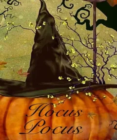 Cuadro Calabaza Sombrero Pintura de Diamantes: una calabaza naranja grande decorada con un sombrero de bruja negro, texto "Hocus Pocus", y ramas delgadas con hojas amarillas que contrastan con un fondo oscuro de ramas y hojas caídas en colores otoñales.