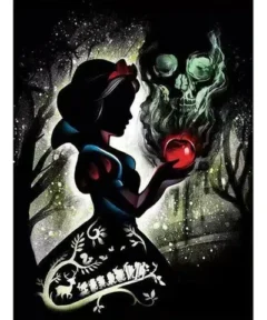 Silueta de una mujer de fantasía con diadema roja sosteniendo una manzana roja brillante, vestida con patrones decorativos en un bosque oscuro donde una calavera formada por humo verde aparece, todo bajo un efecto de iluminación blanco y verde en el cuadro Blancanieves Manzana Punto de Diamante.