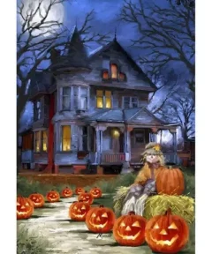 Una escena de fantasía nocturna muestra una casa embrujada decorada para Halloween, iluminada por una luna llena y rodeada de calabazas talladas con caras espeluznantes, mientras una figura mágica con temática de bruja disfruta de la atmósfera sobre un fardo de heno, destacando el Cuadro Bruja Casera Halloween Diamond Painting.