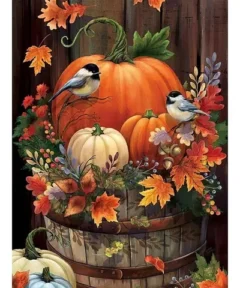 Una escena otoñal muestra calabazas rodeadas de hojas de otoño, bayas y flores sobre un barril de madera, con pájaros posados en el vibrante "Cuadro Calabaza y Pájaros Diamond Painting" en un fondo de madera rústica.