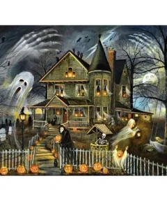 Imagen de una casa antigua y tenebrosa rodeada de árboles sin hojas, fantasmas flotantes, calabazas talladas con luces en un camino que lleva a una cerca blanca, una figura disfrazada, un cementerio cercano, mientras la luna brilla entre nubes oscuras y murciélagos vuelan en el aire, evocando un ambiente de Cuadro Casa Terror Halloween Diamond Painting.