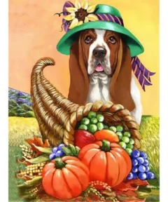 Perro con sombrero verde adornado con flor y lazo rodeado de calabazas anaranjadas, maíz de colores, un cuerno de la abundancia con uvas moradas y verdes, en un paisaje con hierba y cielo amarillo, parte del Cuadro Diamond Painting Perros de Halloween 5D.