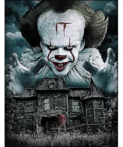 Imagen de un personaje de fantasía con maquillaje de payaso y una expresión siniestra, extendiendo las manos hacia adelante frente a una casa antigua y oscura bajo un cielo tormentoso, representado en el arte 'Cuadro Payaso Pennywise Diamond Painting 5D'.