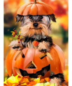 Perro pequeño con un gorro de calabaza posando en una calabaza tallada de Halloween, rodeado de hojas de otoño y un fondo desenfocado con colores cálidos, en el Cuadro Perro Jack O Lantern Diamond Painting.