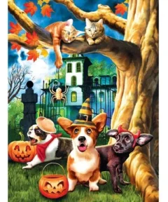 Perros disfrazados con gorros y accesorios de Halloween posan junto a calabazas talladas bajo un gran árbol otoñal, donde dos gatos reposan en sus ramas, frente a una casa embrujada con un cielo azul y nubes, mientras una telaraña con una araña cuelga cerca, componiendo un encantador 'Cuadro Perros Gato Halloween Punto de Diamante'.