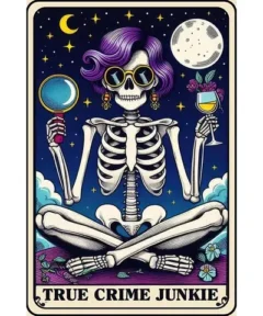 Un esqueleto con cabello morado y gafas de sol sostiene una lupa en la mano izquierda y una copa de vino en la derecha, sentado en un fondo estrellado con una luna llena y una luna creciente, rodeado de flores en la parte inferior, con el texto "True Crime Junkie", en un estilo de Cuadro Tarot True Crime Diamond Painting 5D.
