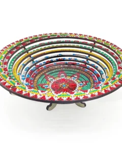 Plato Frutero Mandala Diamond Painting DIY decorativo y redondo, con un mosaico de cuentas de colores que forman un patrón centrado y simétrico en rojo, verde, azul, amarillo y blanco, y líneas concéntricas sobre una base de soporte metálica.