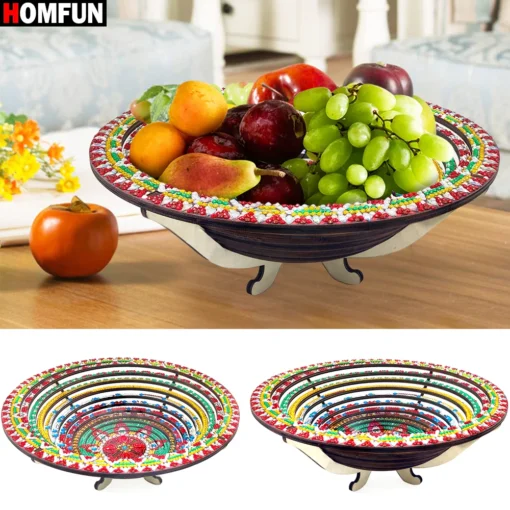 Plato Frutero Mandala Diamond Painting DIY decorado con un colorido patrón de mosaico, lleno de uvas, ciruelas, peras y albaricoques, sobre una superficie de madera clara; al fondo, un mueble blanco y un sofá gris, con la marca "HOMFUN" visible en la esquina superior izquierda.