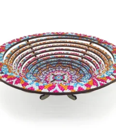 Plato Decorativo Cocina Punto de Diamantes con diseño circular de círculos concéntricos, decorado con cuentas pequeñas en colores brillantes como azul, rosa, naranja y blanco, con motivos geométricos sobre fondo blanco y una base de soporte.