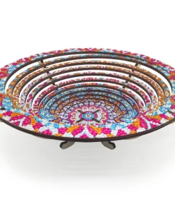 Plato Decorativo Cocina Punto de Diamantes con diseño circular de círculos concéntricos, decorado con cuentas pequeñas en colores brillantes como azul, rosa, naranja y blanco, con motivos geométricos sobre fondo blanco y una base de soporte.