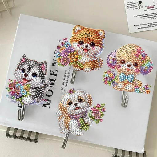 Ganchos decorativos adornados con perritos hechos de cuentas brillantes, ideales para aumentar el encanto y la organización de cualquier espacio.