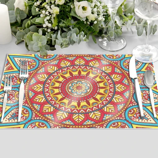 Mantel individual estilo 'Tapete Antideslizante Mandala Diamond Painting' con cubiertos dispuestos a ambos lados, copas transparentes, un elegante arreglo floral verde y blanco y velas blancas cilíndricas.