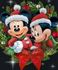 Cuadro Mickey Minnie Navidad Diamond Painting con Mickey y Minnie con gorros de Navidad dentro de una corona verde decorada con lazos rojos
