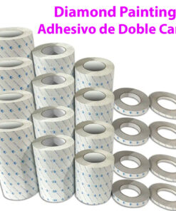 Siete rollos grandes de cinta adhesiva blanca con escritura azul y seis rollos pequeños de cinta adhesiva gris sobre fondo blanco, acompañados por texto rosa que dice "Diamond Painting Adhesivo de Doble Cara" y la frase clave: Cinta Doble Cara Lienzos Diamond Painting Adhesivo – Rollos Grandes y Pequeños.