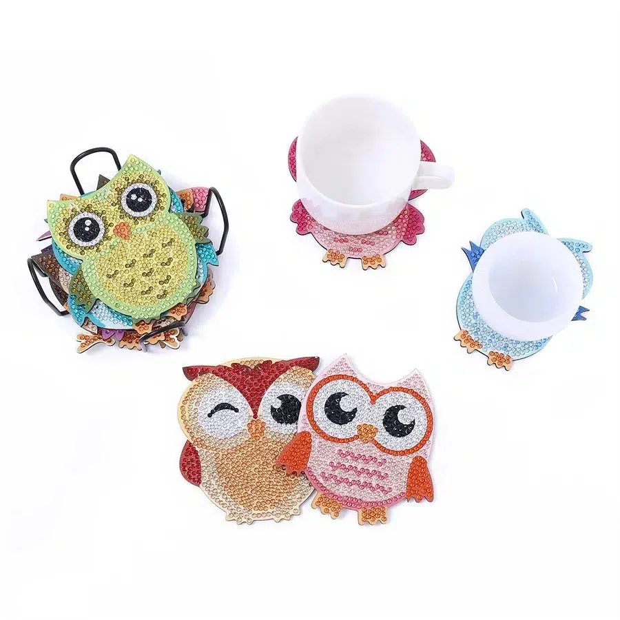 Posavasos Búho con Soporte Punto de Diamante en colores variados con tazas blancas sobre fondo blanco
