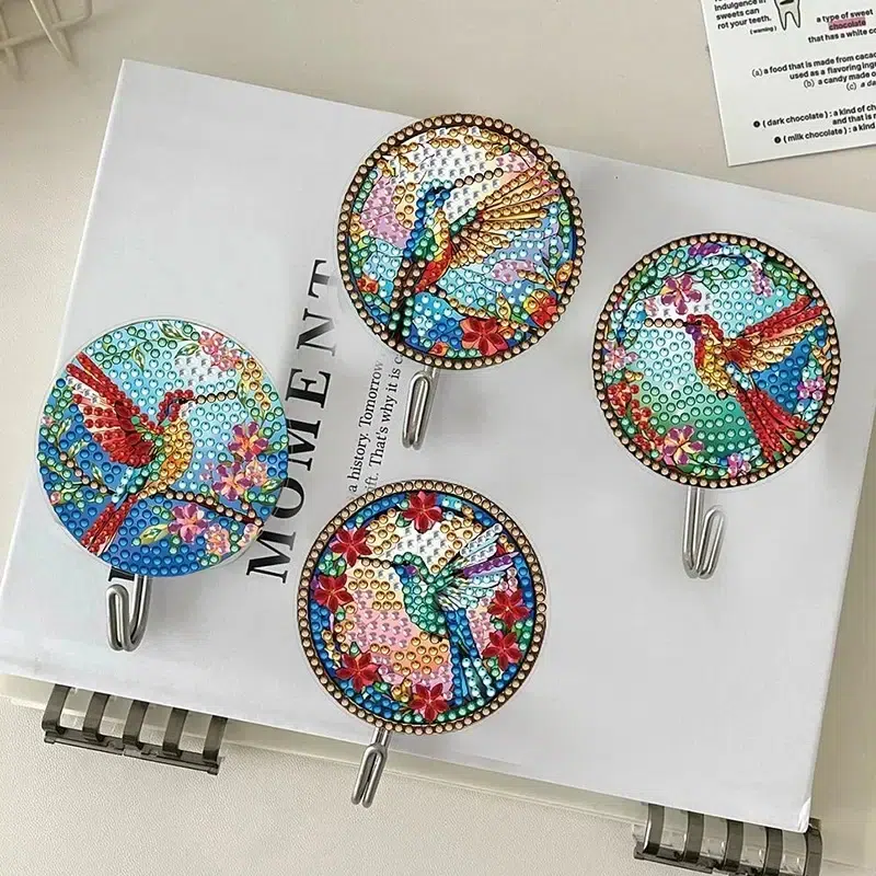Kit Cuelga Llaves Colibrí Bordado de Diamantes con diseños vibrantes