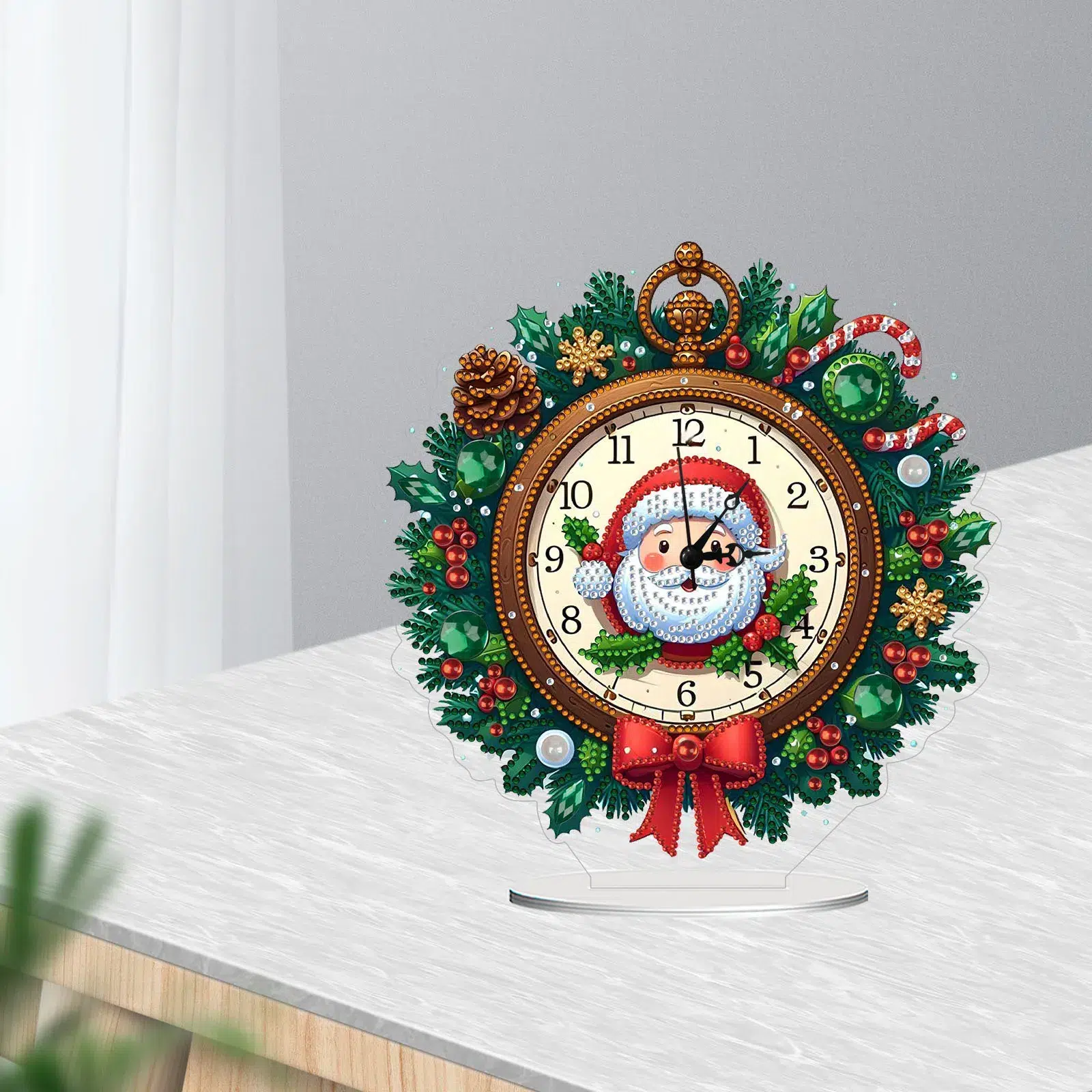 Reloj navideño decorado con Papá Noel en un diseño de pintura de diamantes