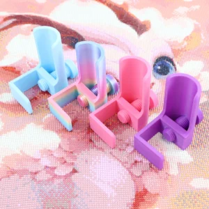 Soporte mesa para lienzo pintura con diamantes en colores azul, rosa y morado.