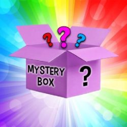 Caja morada abierta con el texto "MYSTERY BOX", rodeada de signos de interrogación de colores, sobre un fondo de rayos multicolores, representa las Cajas Sorpresa Diamond Painting.